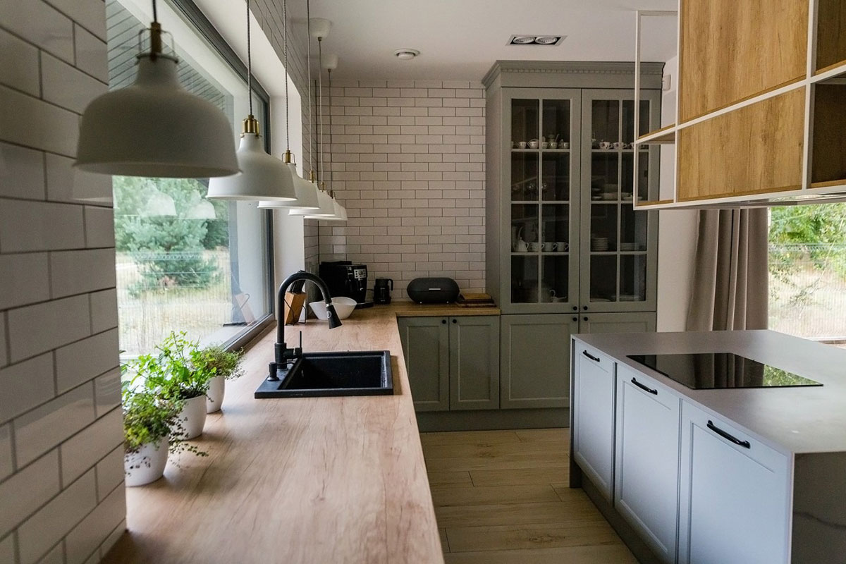 Vieno aukšto namo projektas 180 m²: 3 Miegamieji, Darbo kambarys, 2 Vonios, Atvira virtuvė, Garažas