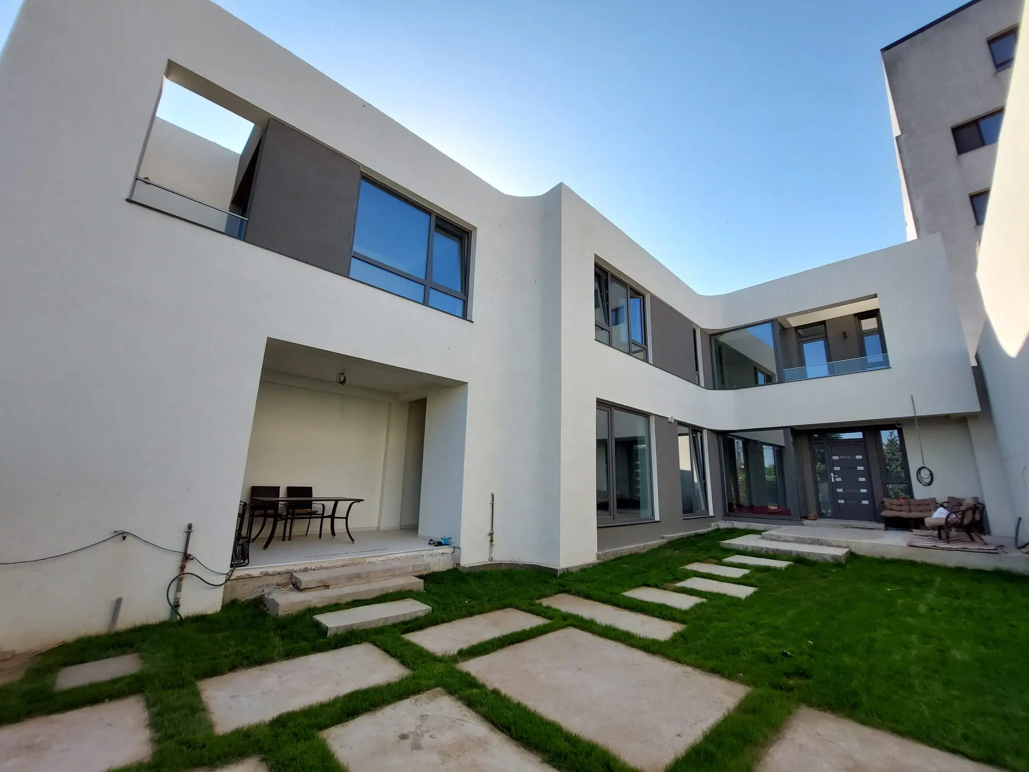 Trijų aukštų namo projektas 235 m²: 4 Miegamieji, 3 Vonios, be Garažo