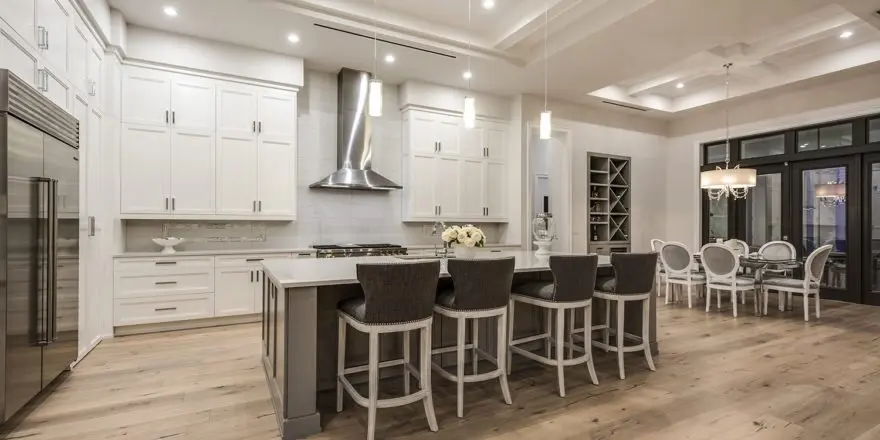 Vieno aukšto namo projektas 65 m²: 4 Miegamieji, 6 Vonios, Atvira virtuvė, Garažas