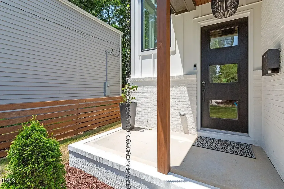 Dviejų aukštų namo projektas 379 m²: 3 Miegamieji, 5 Vonios, Atvira virtuvė, Garažas