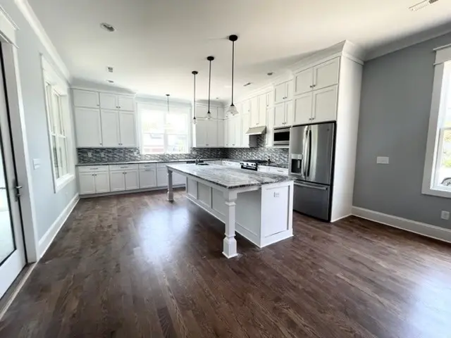 Namo projektas su mansarda 390 m²: 5 Miegamieji, Darbo kambarys, 5 Vonios, Atvira virtuvė, Garažas