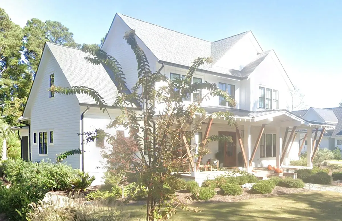 Dviejų aukštų namo projektas 437 m²: 5 Miegamieji, Darbo kambarys, 5 Vonios, Atvira virtuvė, Garažas