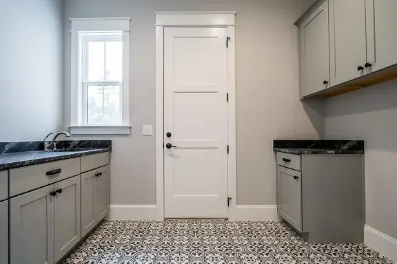 Namo projektas su mansarda 386 m²: 4 Miegamieji, Darbo kambarys, 5 Vonios, Atvira virtuvė, Garažas