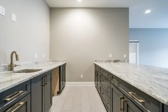Namo projektas su mansarda 386 m²: 4 Miegamieji, Darbo kambarys, 5 Vonios, Atvira virtuvė, Garažas