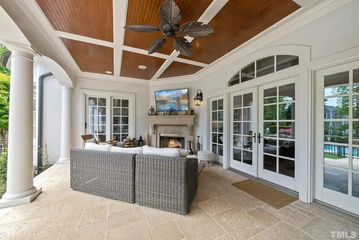 Dviejų aukštų namo projektas 479 m²: 4 Miegamieji, Darbo kambarys, 5 Vonios, Garažas