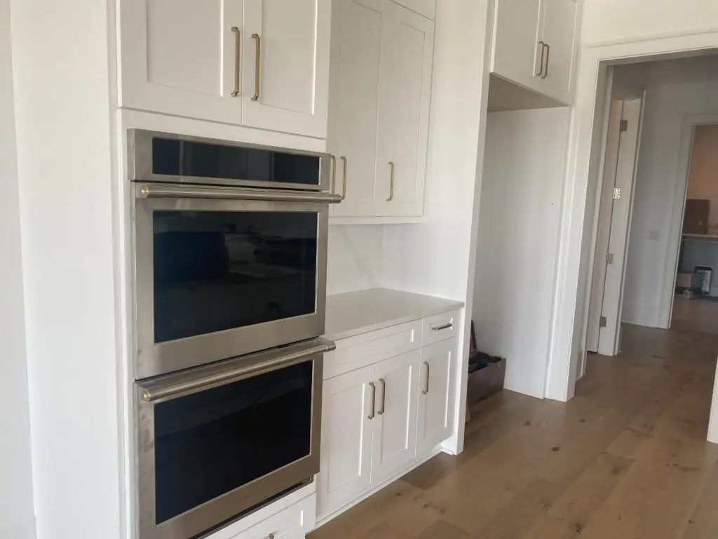 Dviejų aukštų namo projektas 278 m²: 3 Miegamieji, Darbo kambarys, 6 Vonios, Atvira virtuvė, Garažas
