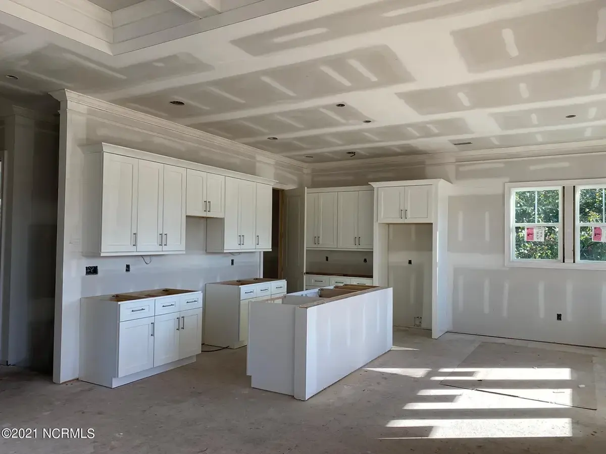 Dviejų aukštų namo projektas 197 m²: 4 Miegamieji, 4 Vonios, Atvira virtuvė, Garažas