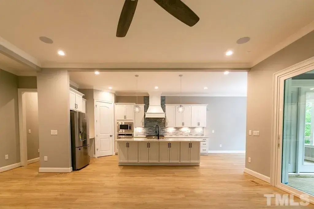 Namo projektas su mansarda 403 m²: 3 Miegamieji, Darbo kambarys, 5 Vonios, Atvira virtuvė, Garažas