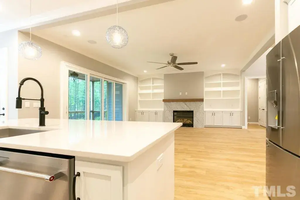 Namo projektas su mansarda 403 m²: 3 Miegamieji, Darbo kambarys, 5 Vonios, Atvira virtuvė, Garažas