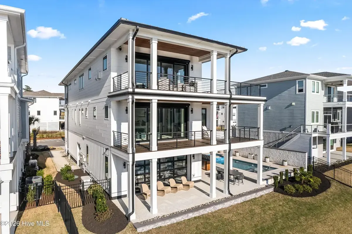 Pagrindiniai vaizdai 7 – Trijų aukštų namo projektas 446 m²: 5 Miegamieji, Darbo kambarys, 6 Vonios, Atvira virtuvė, Garažas — 96183R
