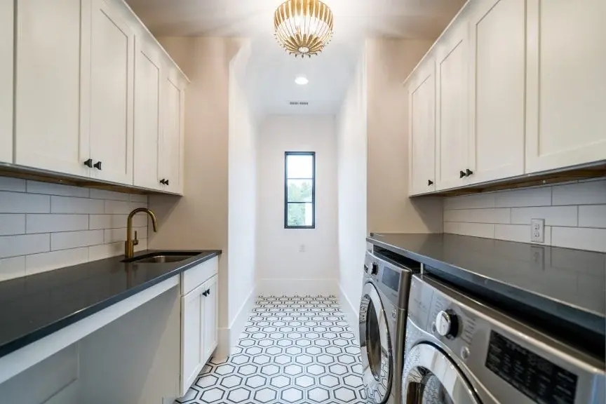 Realios pastatytų namų nuotraukos 20 – Dviejų aukštų namo projektas + rūsiu 599 m²: 6 Miegamieji, Darbo kambarys, 8 Vonios, Atvira virtuvė, Garažas — 36963R