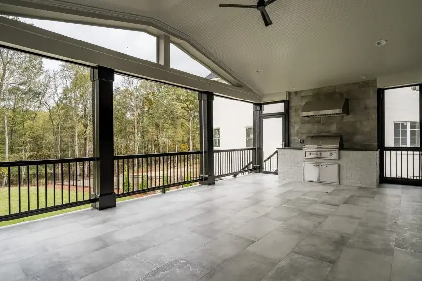 Realios pastatytų namų nuotraukos 19 – Dviejų aukštų namo projektas + rūsiu 599 m²: 6 Miegamieji, Darbo kambarys, 8 Vonios, Atvira virtuvė, Garažas — 36963R