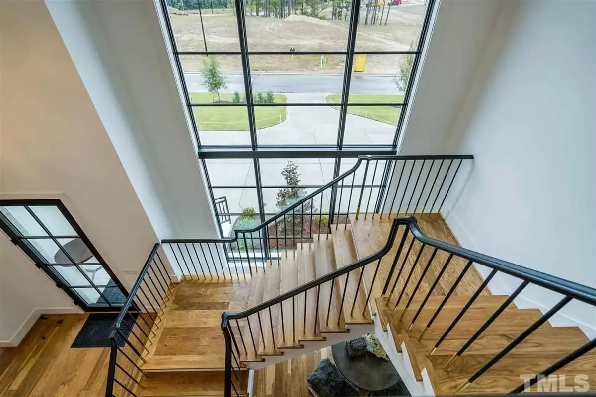 Interjeras 11 – Trijų aukštų namo projektas 483 m²: 5 Miegamieji, Darbo kambarys, 6 Vonios, Atvira virtuvė, Garažas — 82660R