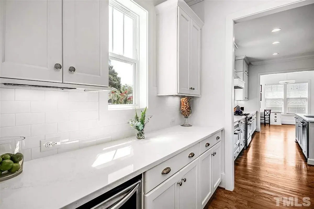 Interjeras 7 – Dviejų aukštų namo projektas 246 m²: 3 Miegamieji, Darbo kambarys, 4 Vonios, Atvira virtuvė, be Garažo — 39006R