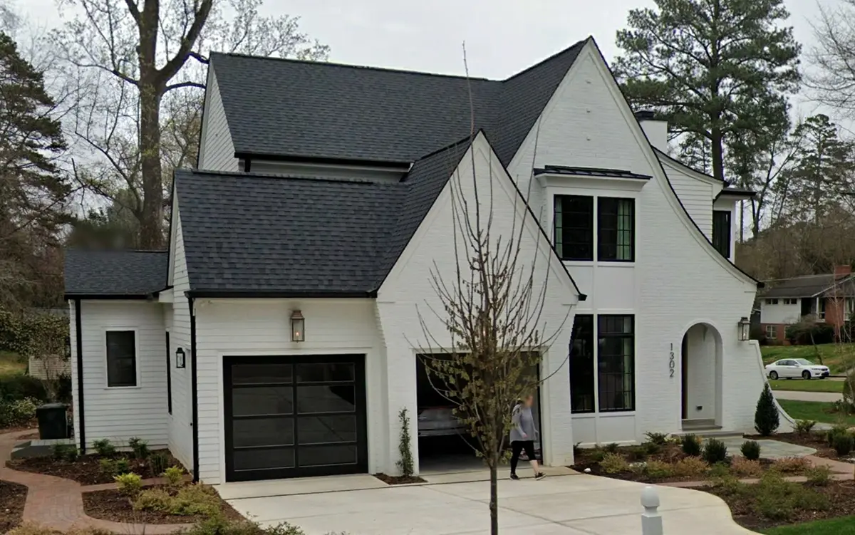 Realios pastatytų namų nuotraukos 5 – Dviejų aukštų namo projektas 334 m²: 4 Miegamieji, Darbo kambarys, 5 Vonios, Atvira virtuvė, Garažas — 74831R