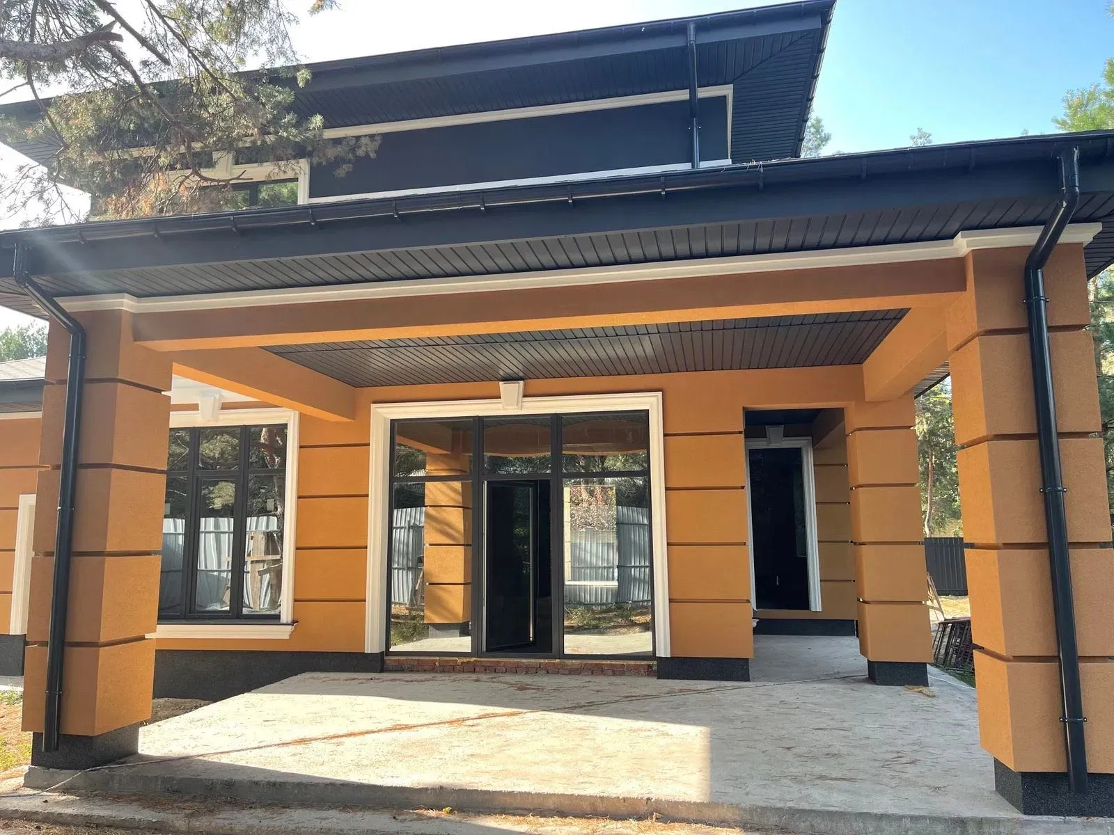 Dviejų aukštų namo projektas 332 m²: 3 Miegamieji, 3 Vonios, Atvira virtuvė, Garažas