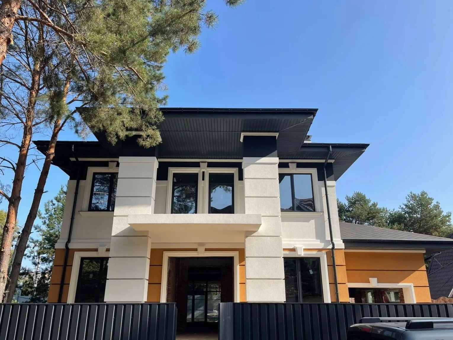 Dviejų aukštų namo projektas 332 m²: 3 Miegamieji, 3 Vonios, Atvira virtuvė, Garažas