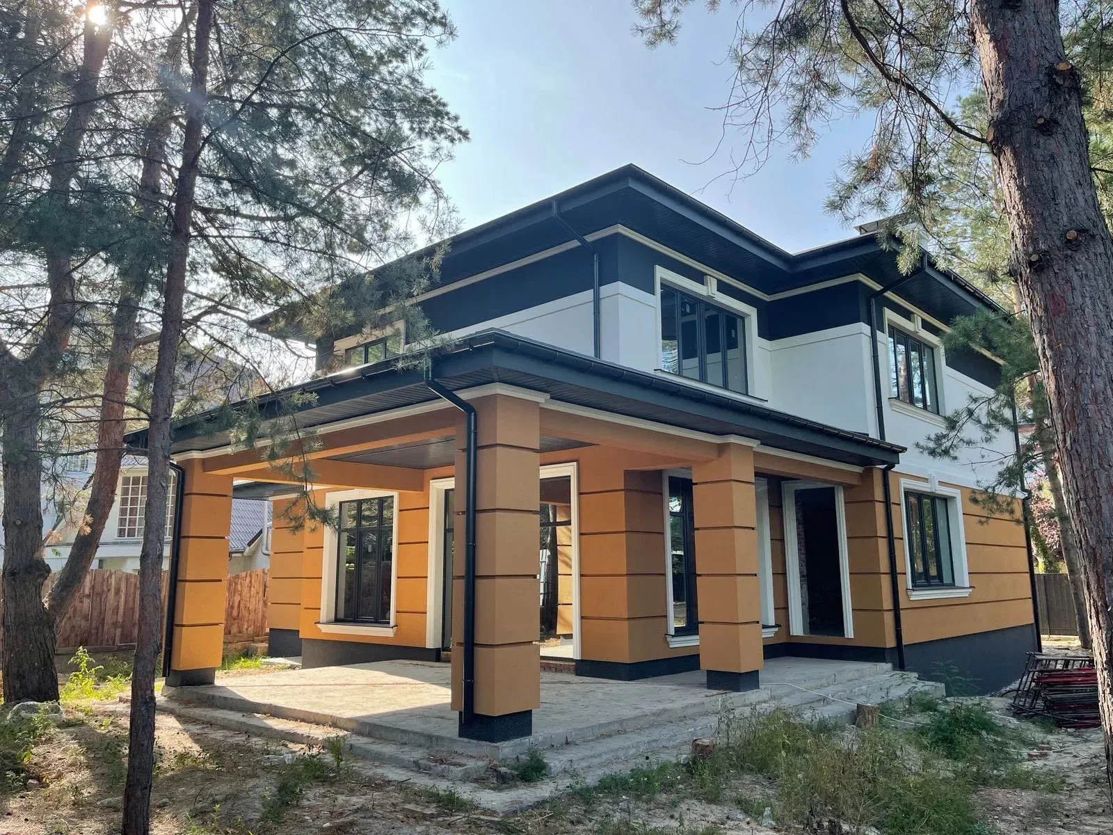 Dviejų aukštų namo projektas 332 m²: 3 Miegamieji, 3 Vonios, Atvira virtuvė, Garažas