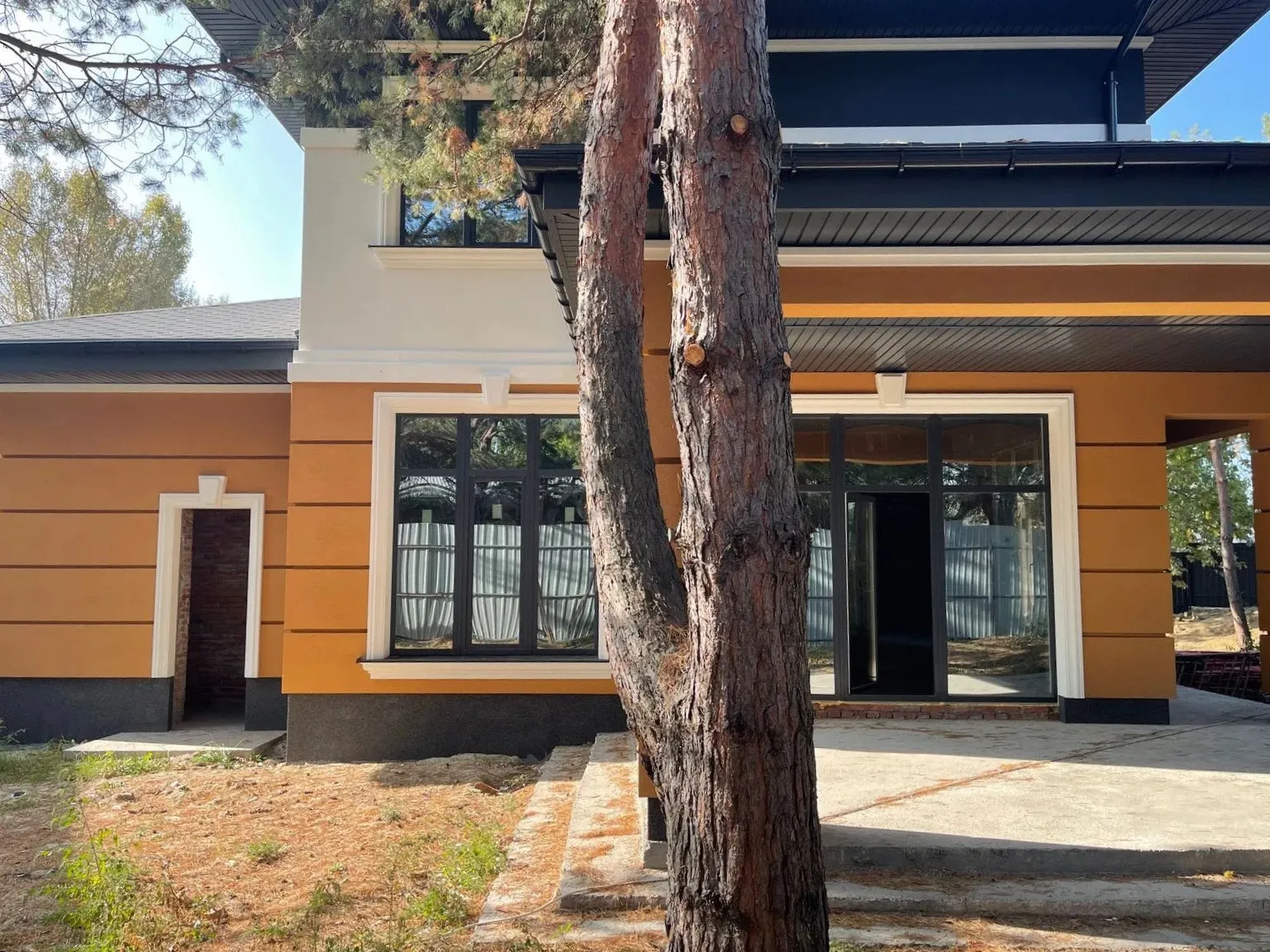 Dviejų aukštų namo projektas 332 m²: 3 Miegamieji, 3 Vonios, Atvira virtuvė, Garažas