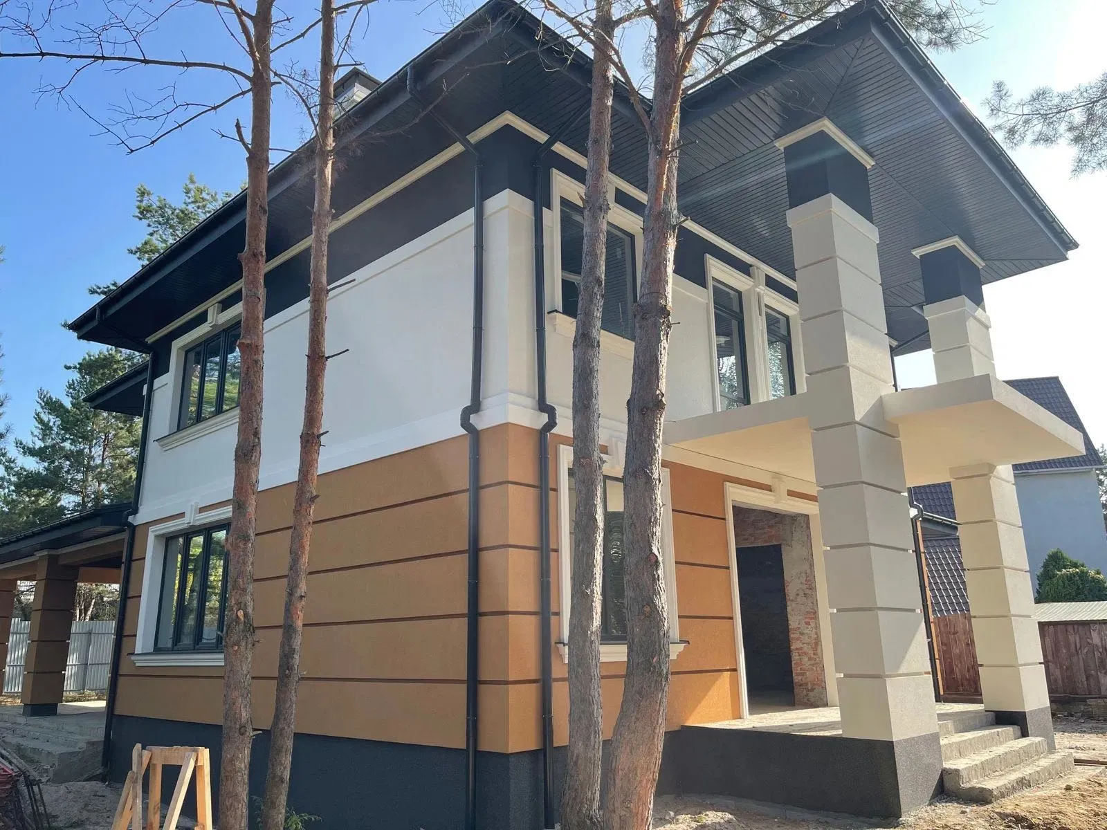 Dviejų aukštų namo projektas 332 m²: 3 Miegamieji, 3 Vonios, Atvira virtuvė, Garažas